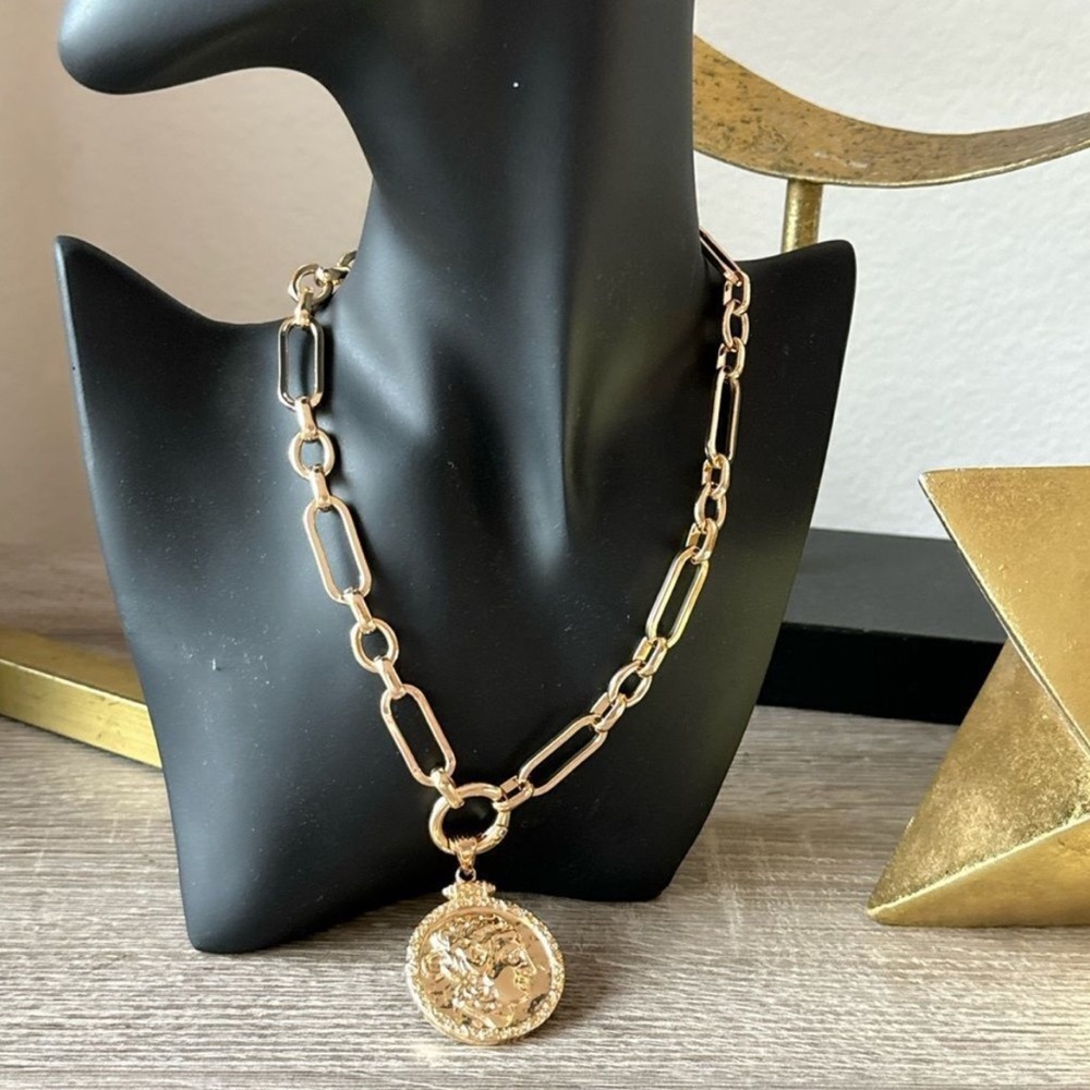 💝 Gold Chain Necklace with Medallion 🛍️